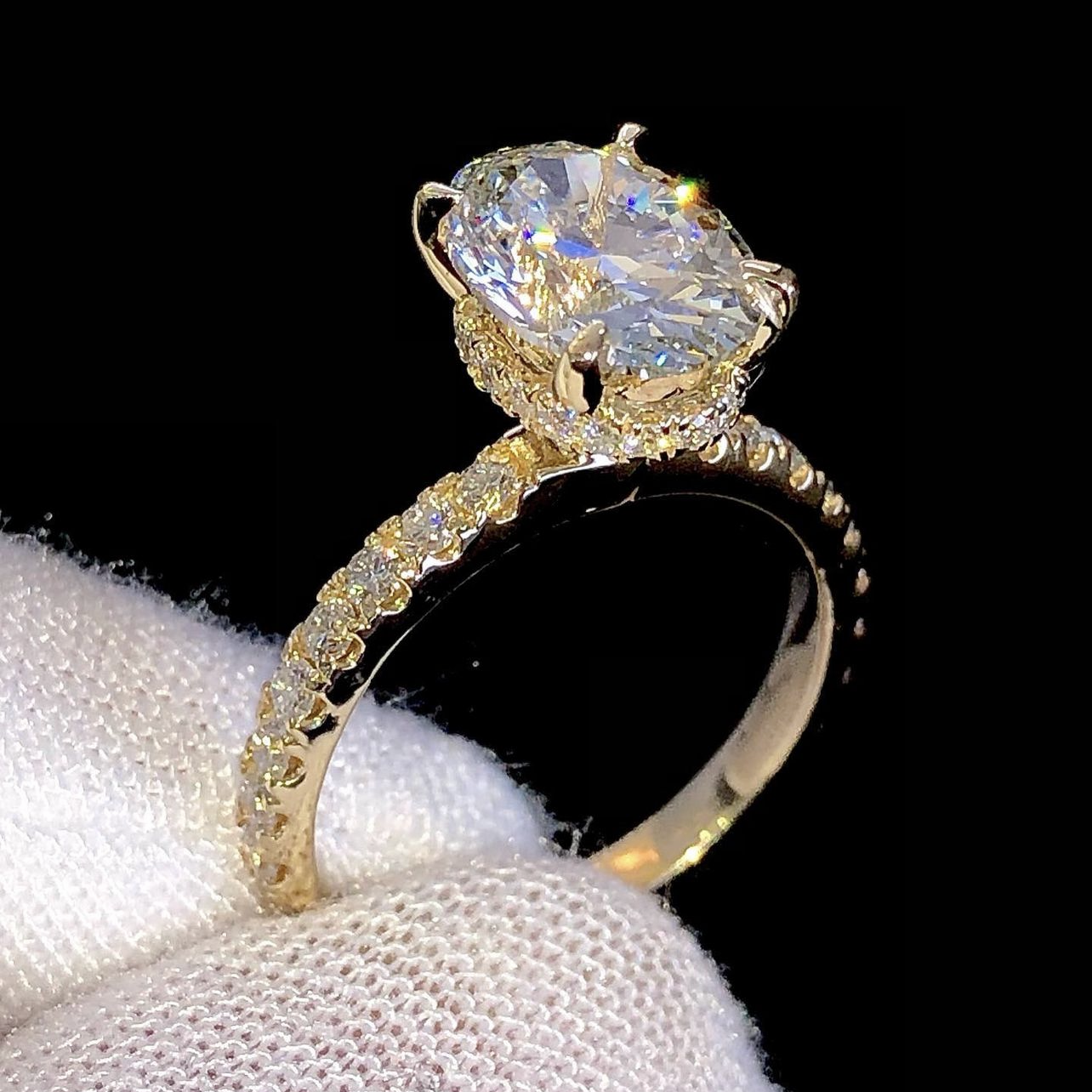 Verlobungsring aus 18 Karat massivem Gold mit 1 Karat und 2 Karat Moissanit-Diamanten im Ovalschliff