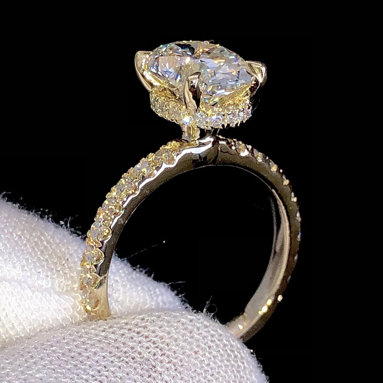 Verlobungsring aus 18 Karat massivem Gold mit 1 Karat und 2 Karat Moissanit-Diamanten im Ovalschliff