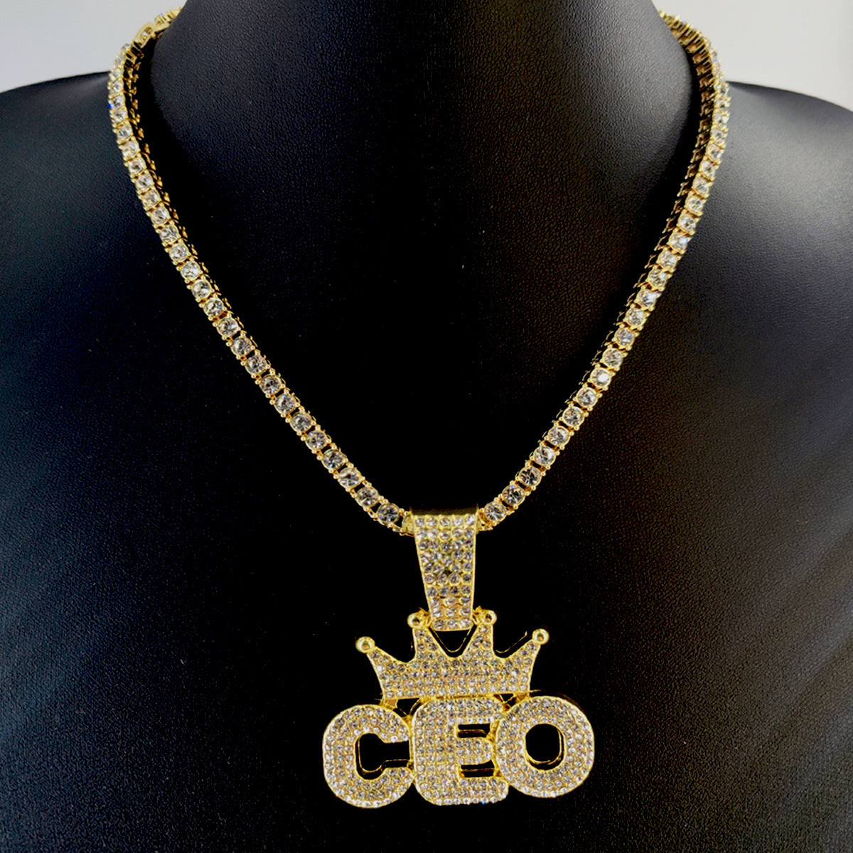 Collier avec pendentif glacé du PDG couronné